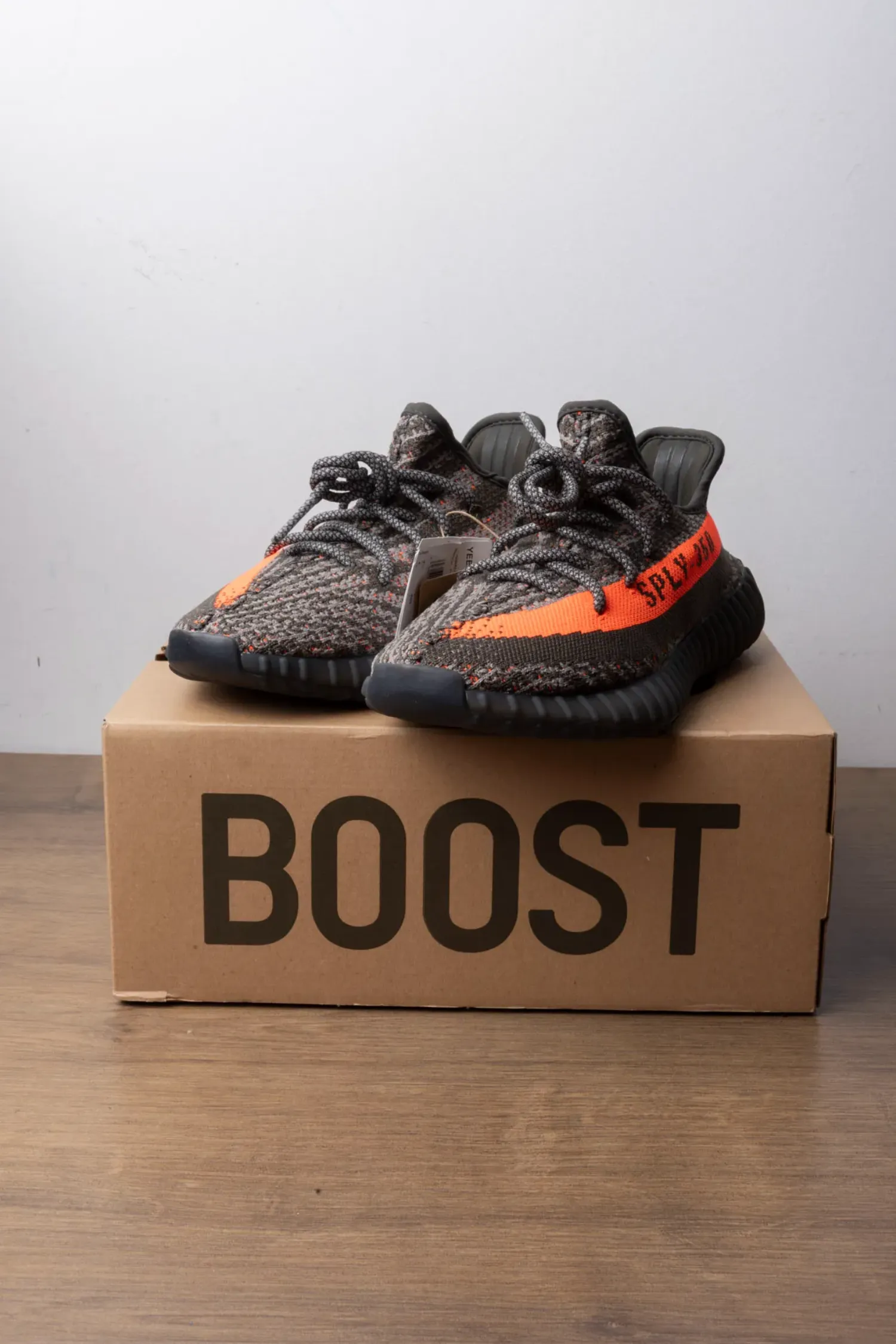 Yeezy 350 V2 Carbon Beluga — 35, Novo