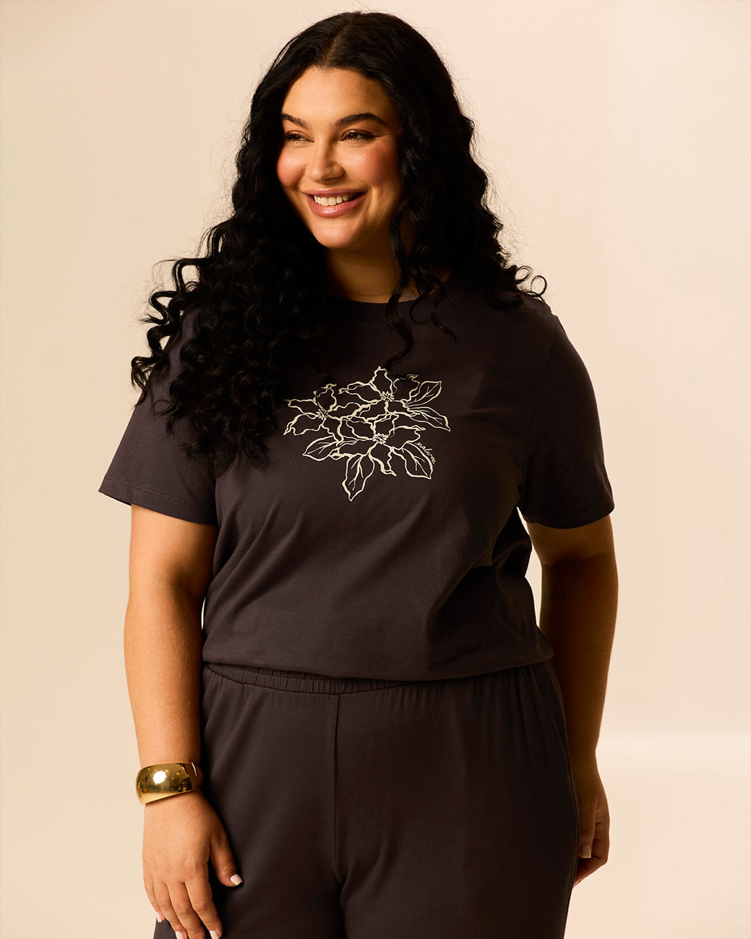 Camiseta Feminina Plus Size Estampa Frontal Colecionável Em Algodão — Marrom - G5