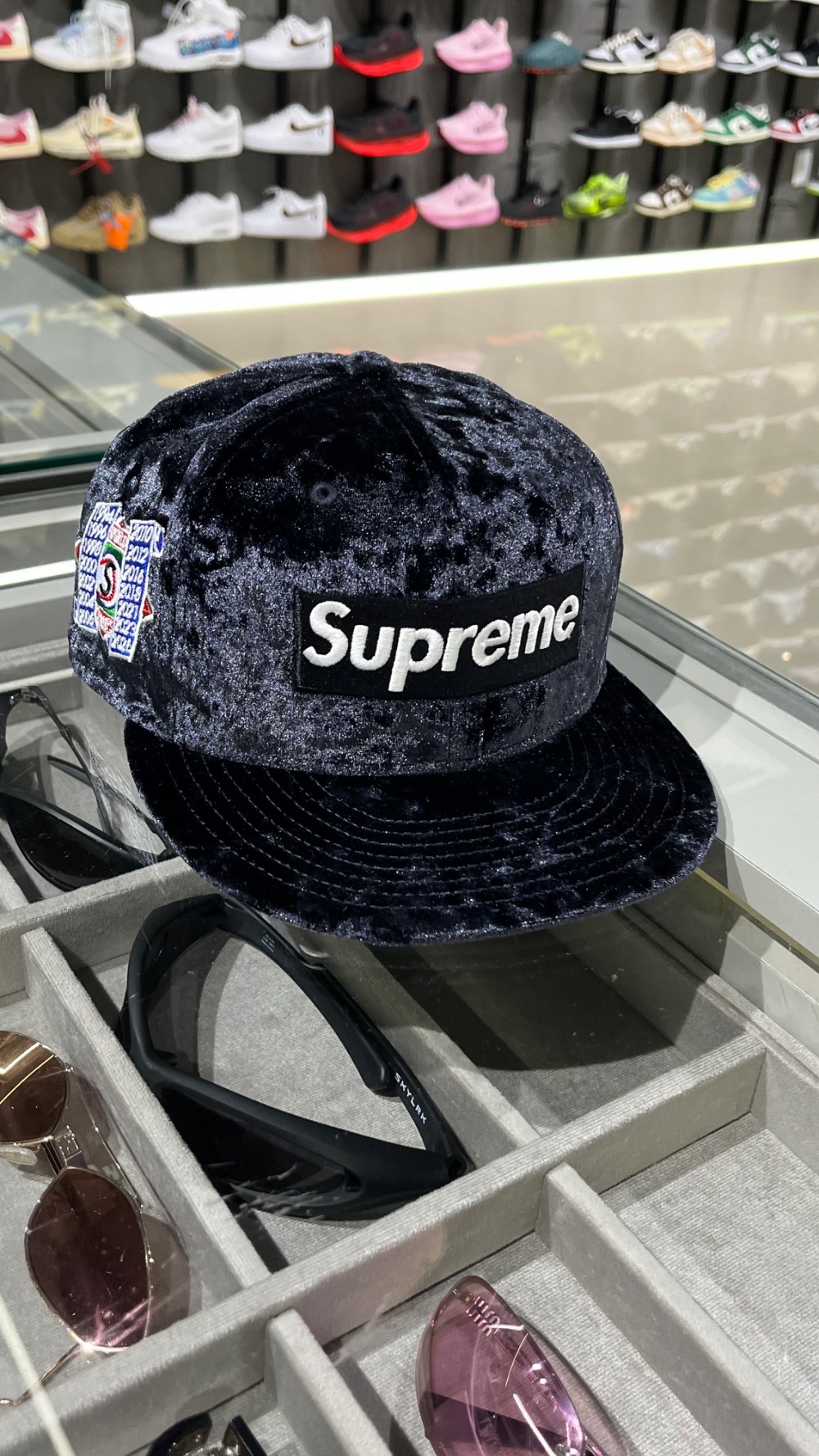 New Era x Supreme Boné Crushed Velvet Box Logo Black FW26-W5 — Único, Novo