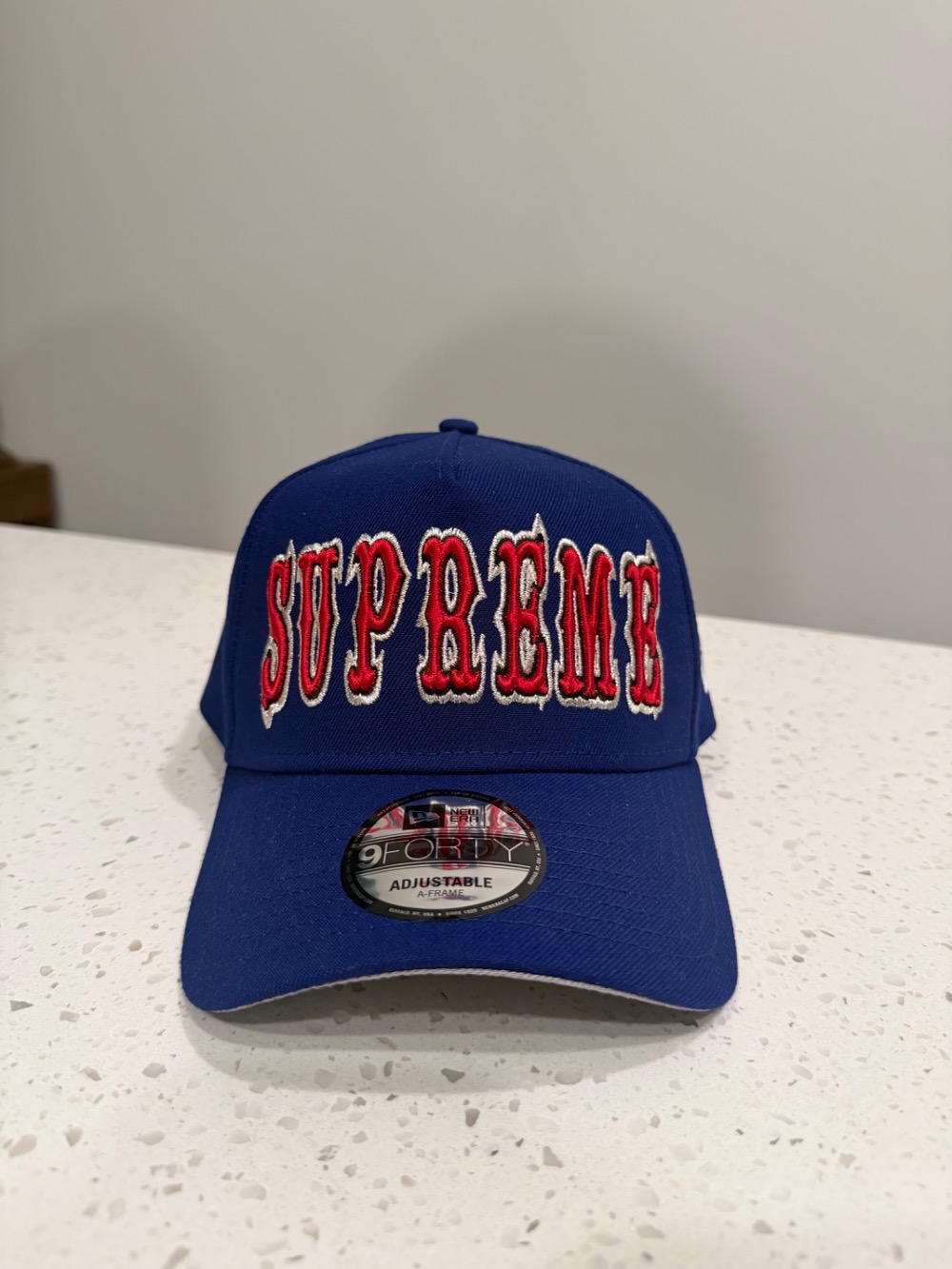 New Era x Supreme Boné Gothic Outline Adjustable Navy SS26-W15 — Único, Novo