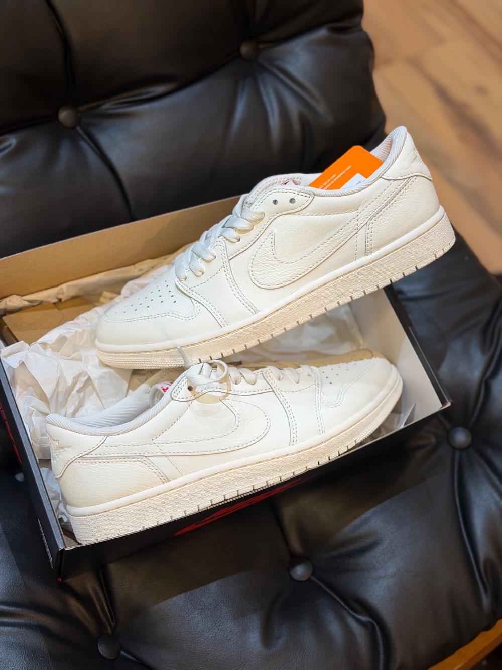Air Jordan 1 Retro Low OG Sail University Red — 42, Novo