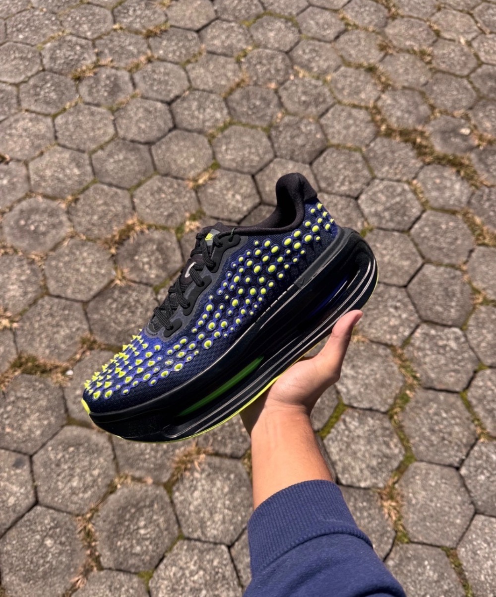 Nike Vomero Premium Rush Violet Volt Glow — 42, Novo
