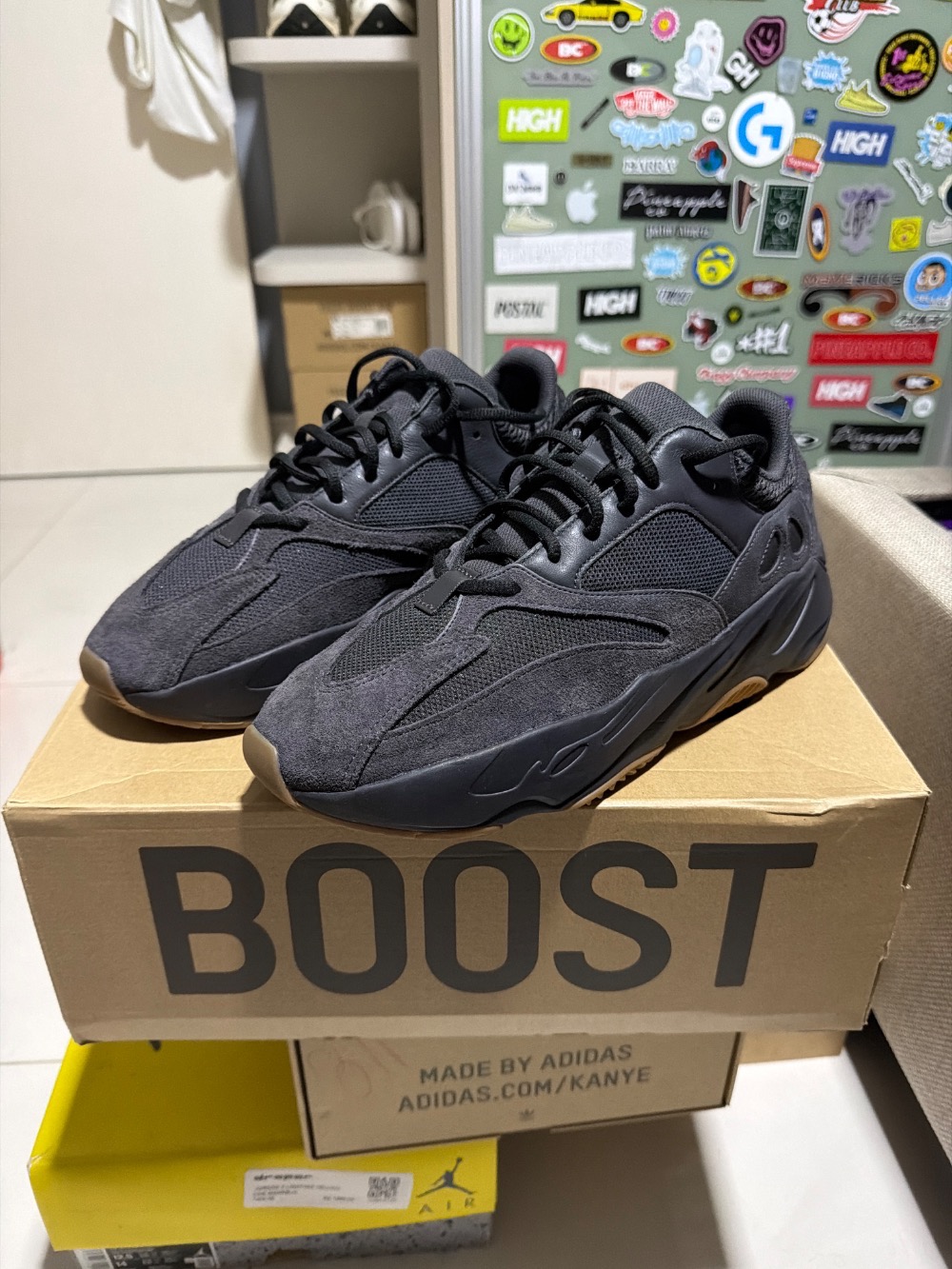 Yeezy 700 V1 Utility Black (2023) — 45, Usado