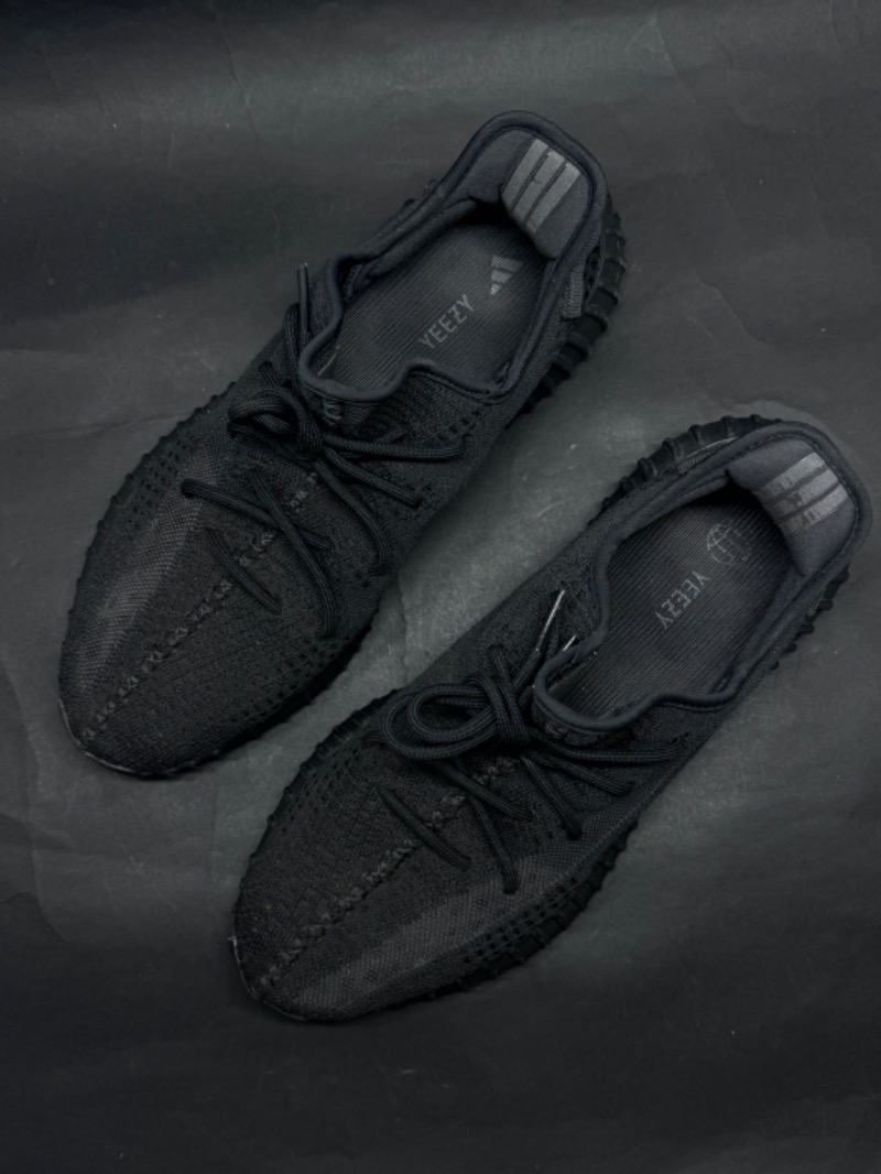 Foto 2 de Yeezy 350 V2 Onyx (2023) — 45, Usado