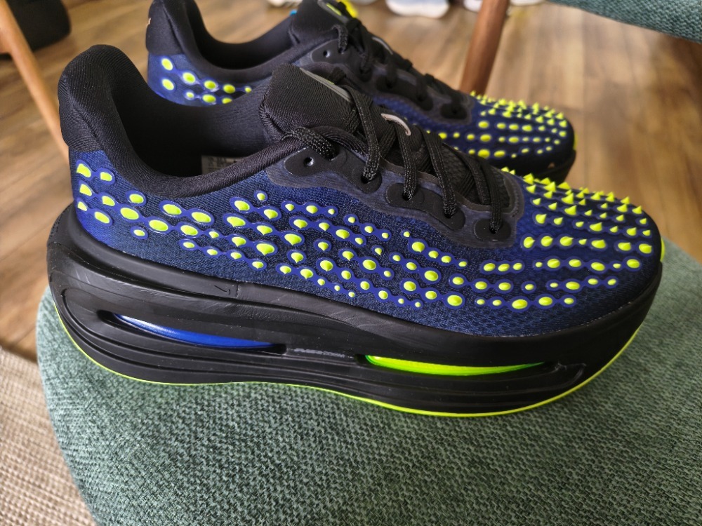 Nike Vomero Premium Rush Violet Volt Glow — 42.5, Novo