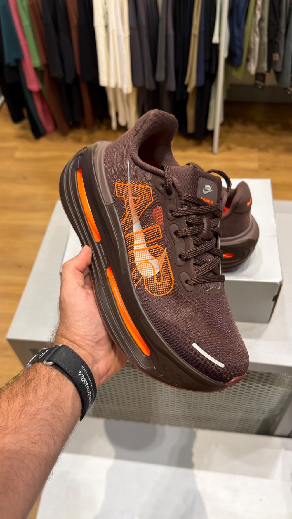 Renegade x Nike Vomero Premium Brown Basalt Total Orange — 39, Novo