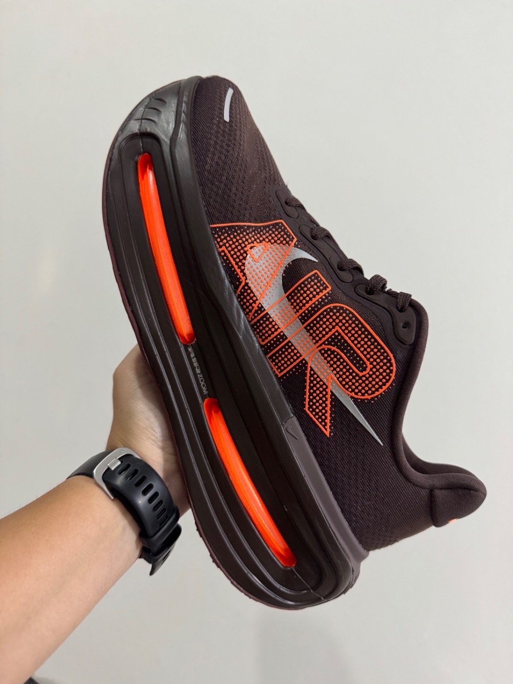 Renegade x Nike Vomero Premium Brown Basalt Total Orange — 43, Novo