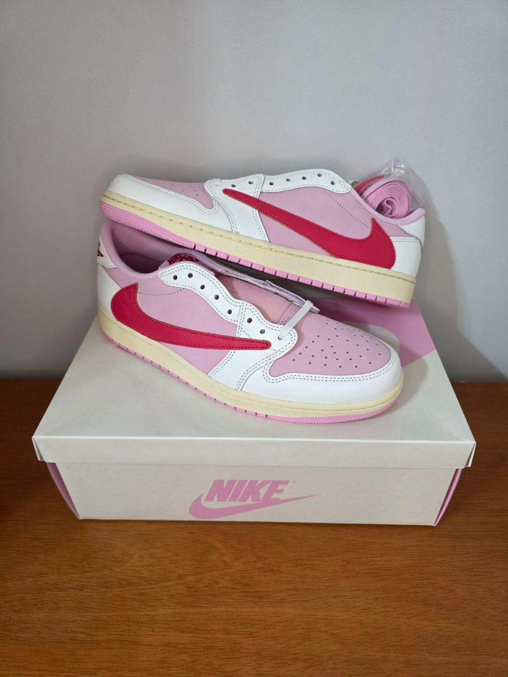 Travis Scott x Air Jordan 1 Low OG SP Sail Tropical Pink — 44, Novo