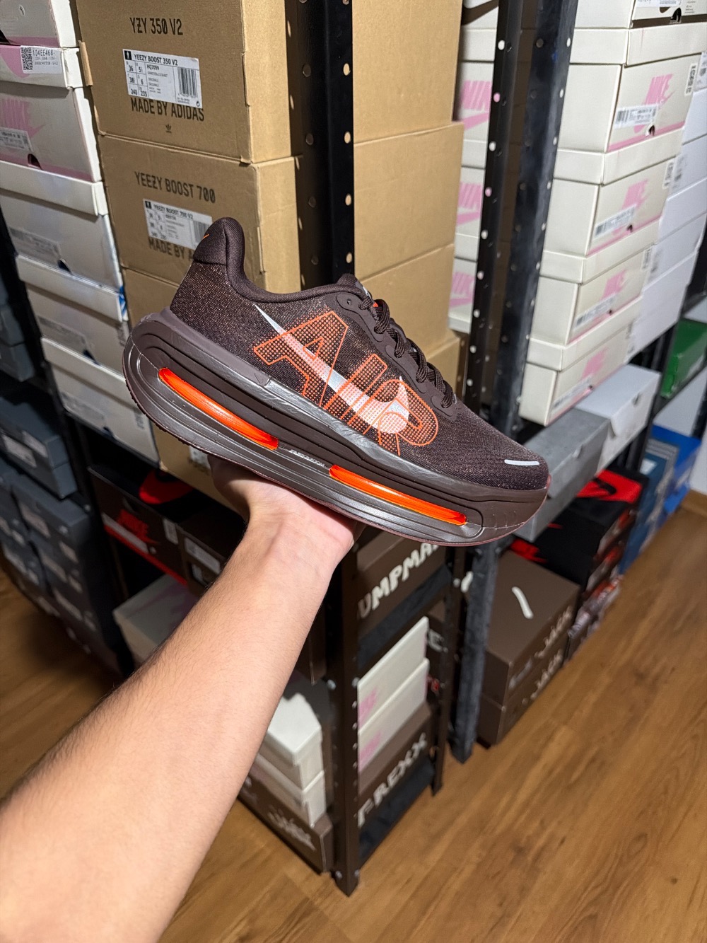 Renegade x Nike Vomero Premium Brown Basalt Total Orange — 40.5, Novo