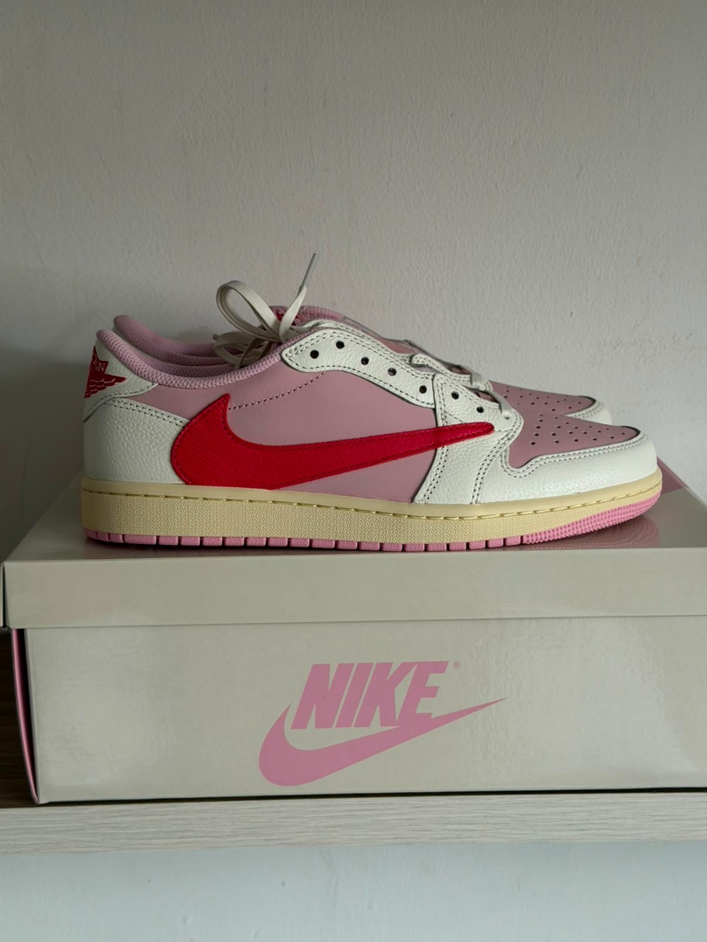 Travis Scott x Air Jordan 1 Low OG SP Sail Tropical Pink — 43.5, Novo