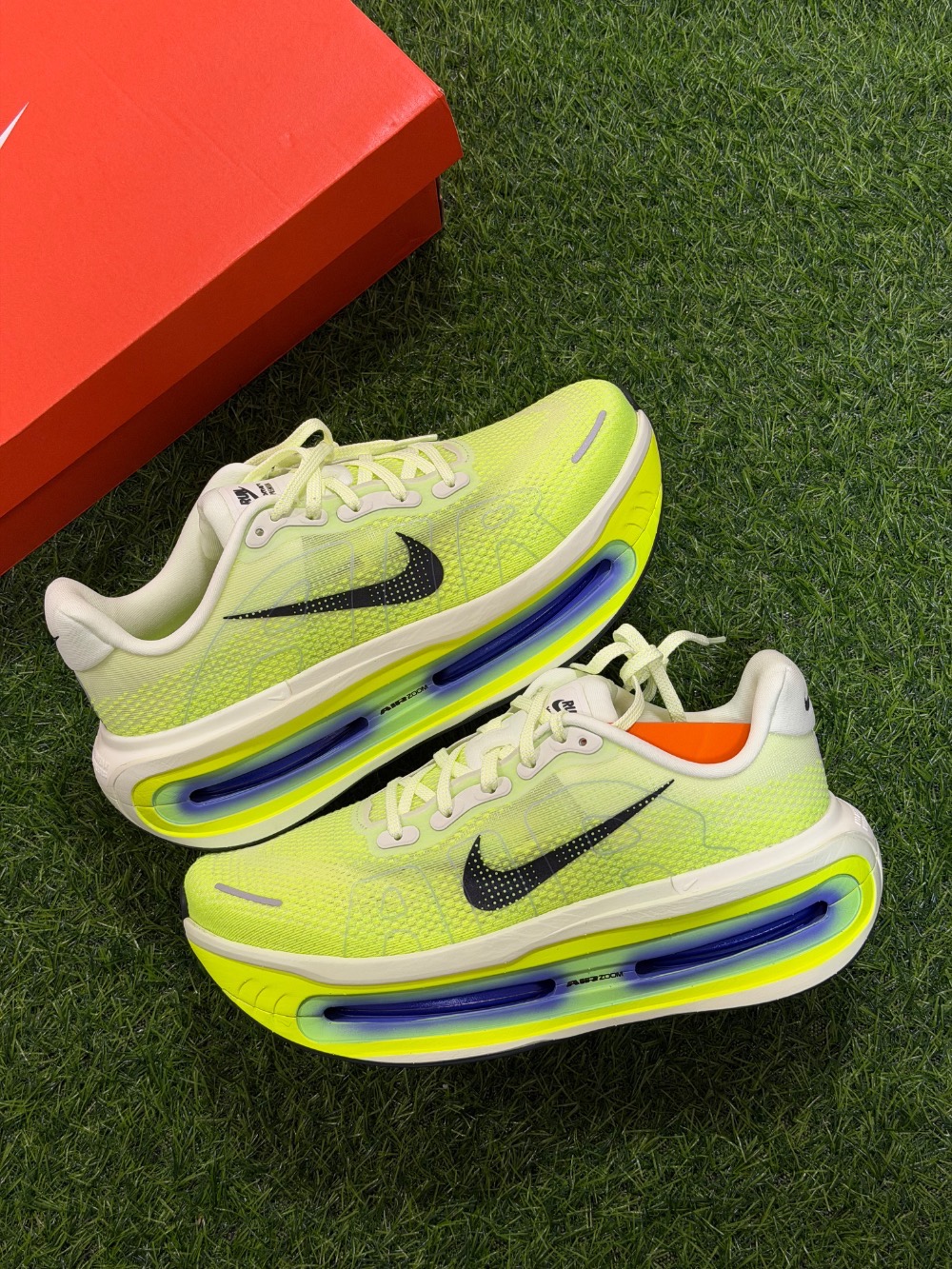 Nike Vomero Premium Volt Tint Sapphire — 42, Novo