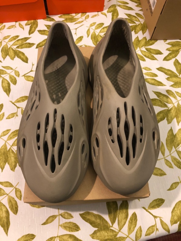 Yeezy Foam Runner Stone Sage — 44 / 45, Usado