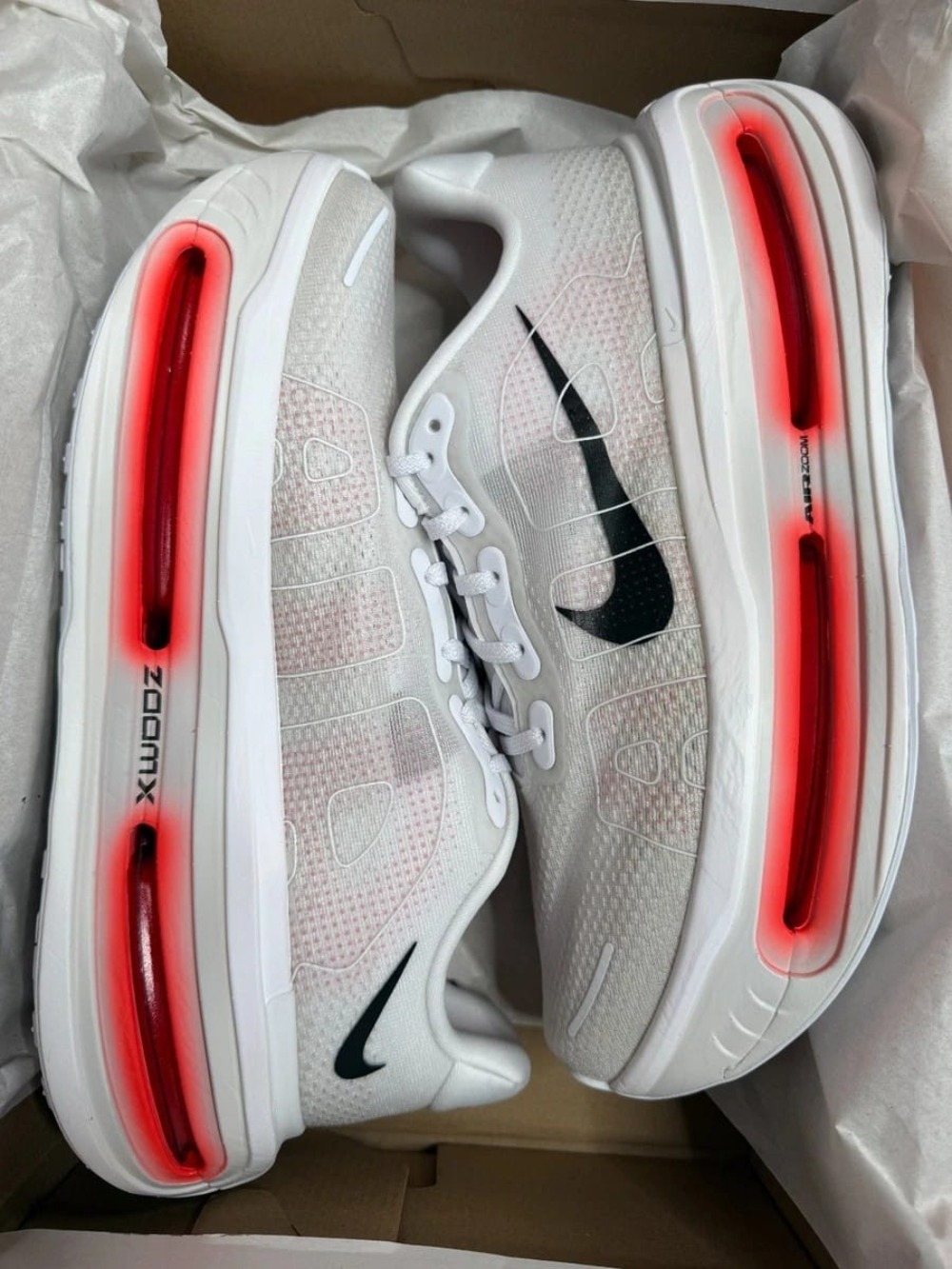 Nike Vomero Premium White Bright Crimson — 39, Novo