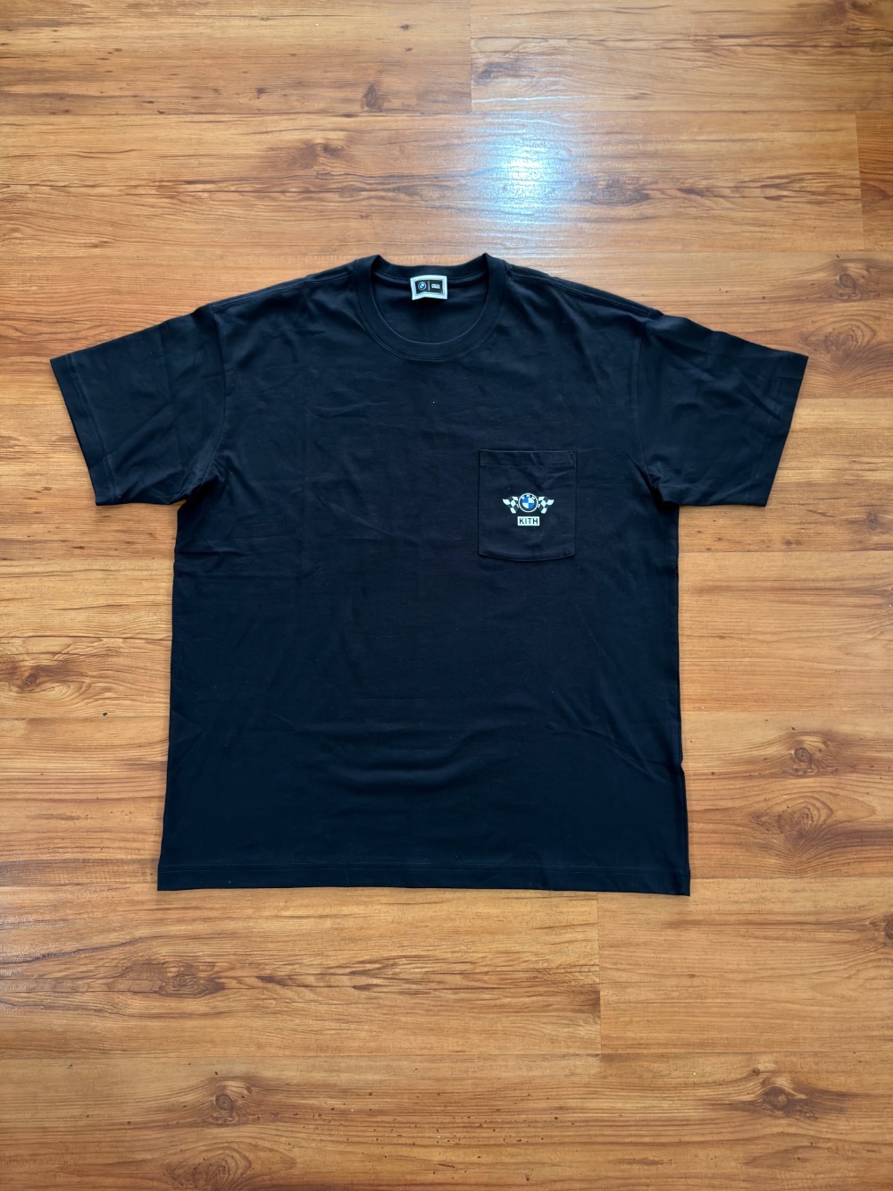 BMW x Kith Camiseta CSi 3.0 Schematic Pocket Black — G, Novo