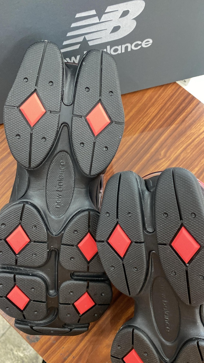 Foto 4 de New Balance 9060 Black Red Gradient — 35 / 36 / 37, Novo