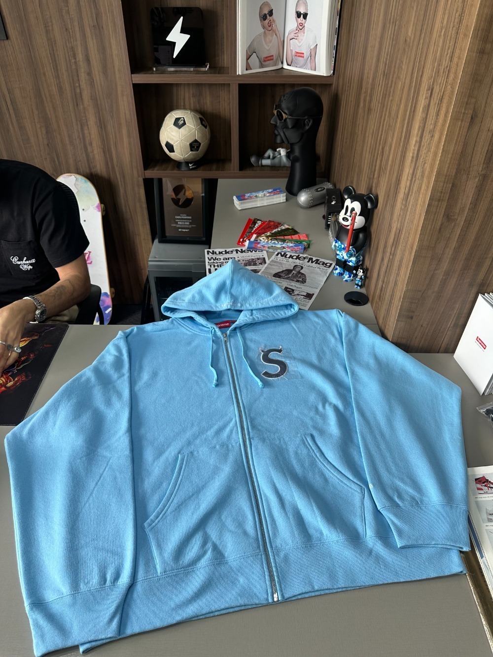 Moletom Supreme Devil S Logo Zip Up Light Blue SS26-W5 — XXG, Novo