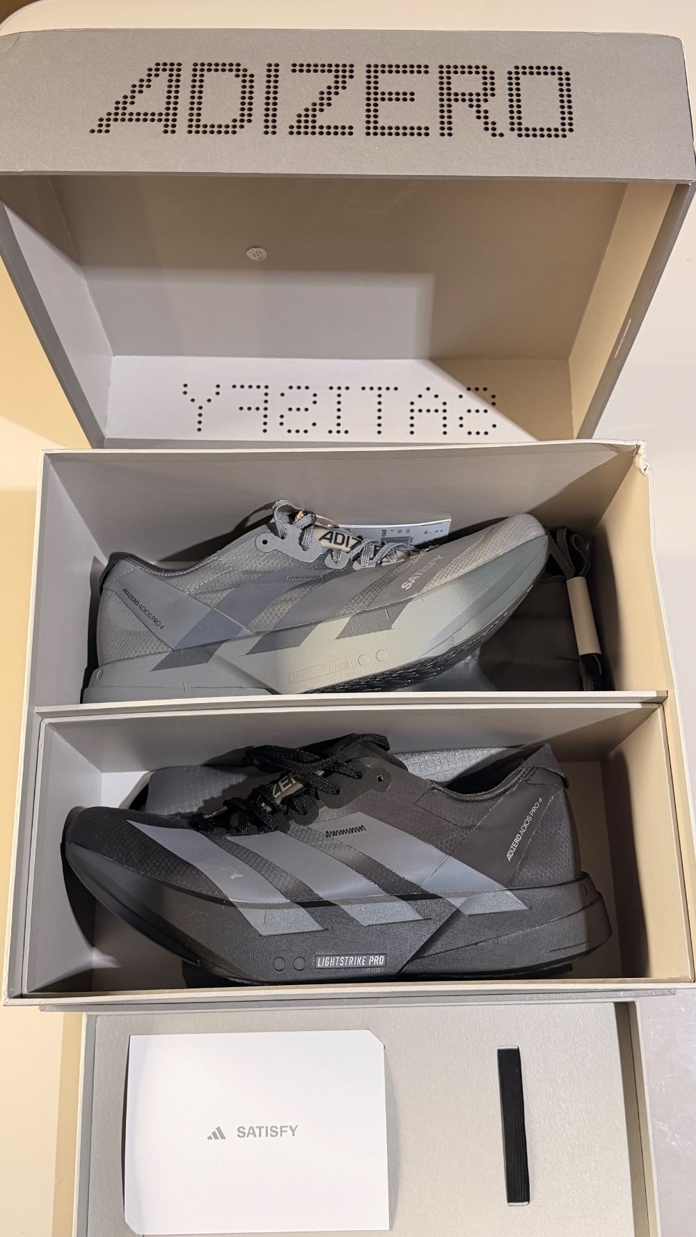 Satisfy x adidas Adizero Adios Pro 4 Core Black Grey Five Grey Three — 41, Novo