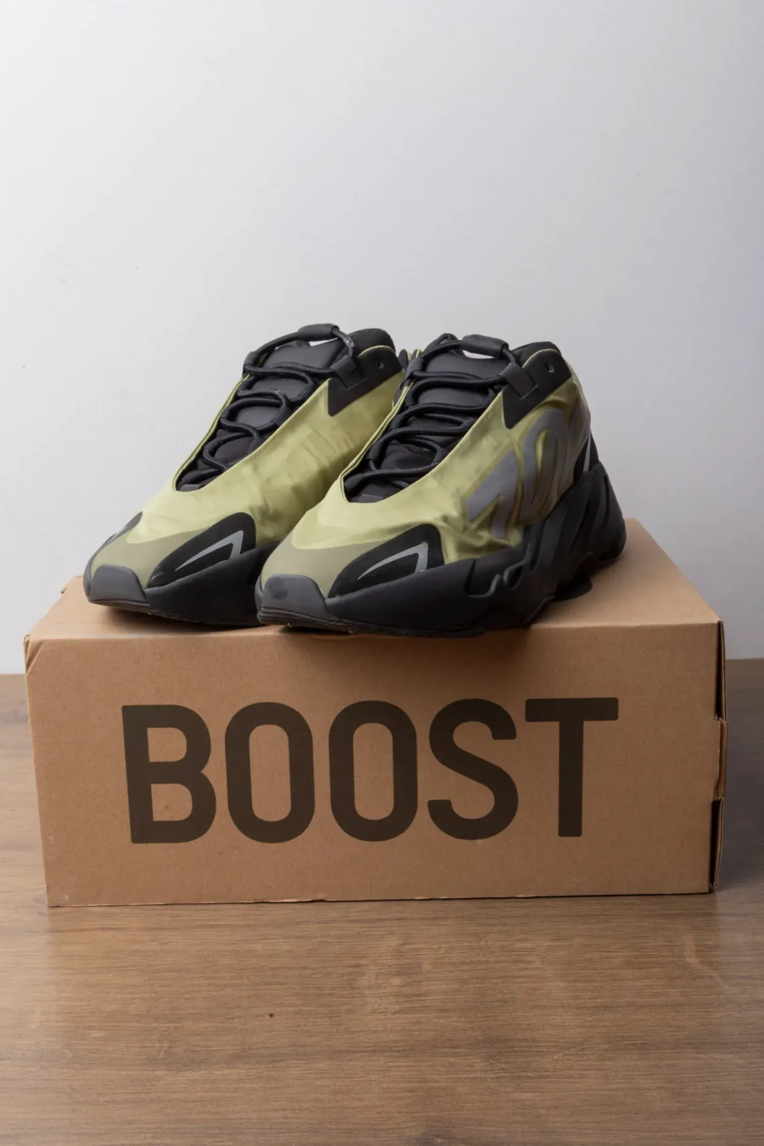 Yeezy 700 MNVN Resin — 41, Usado