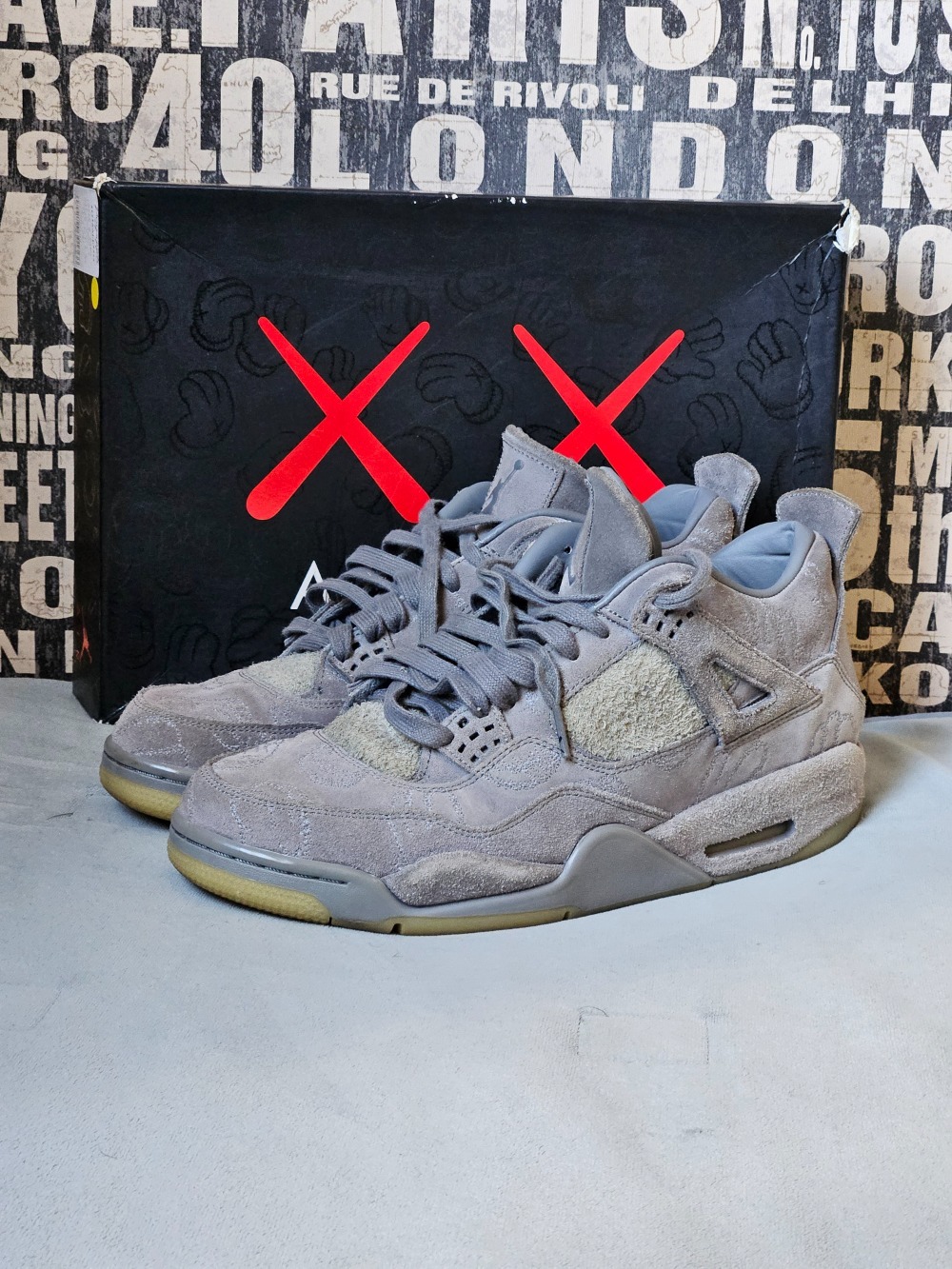 KAWS x Air Jordan 4 Retro Cool Grey — 43.5, Usado