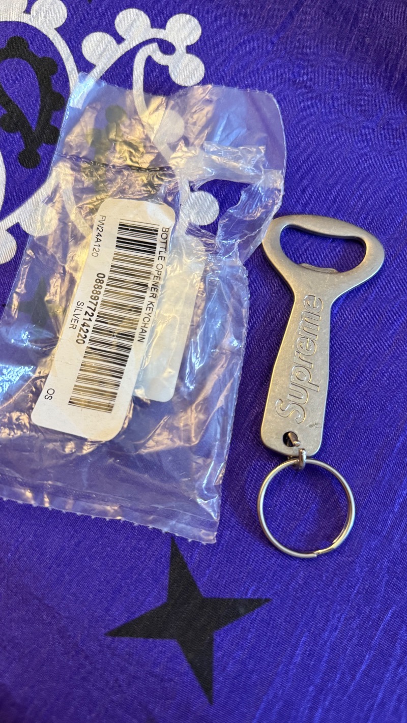Foto 2 de Chaveiro Supreme Bottle Opener Silver — Único, Novo