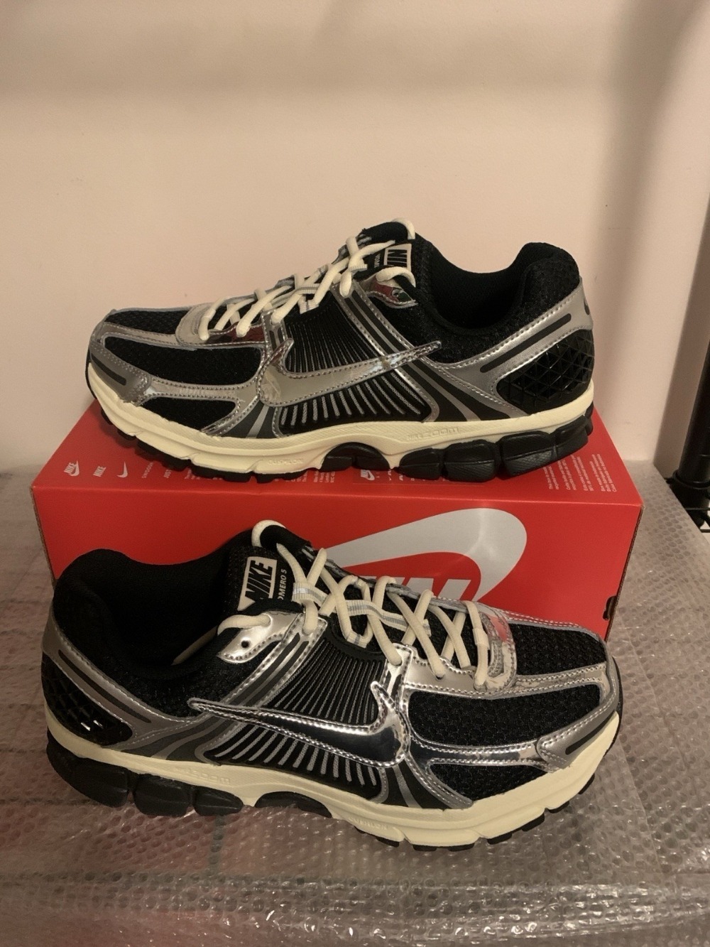 Nike Zoom Vomero 5 Black Metallic Silver — 37 / 38 / 39 / 39.5 / 40 / 40.5 / 41 / 42 / 42.5 / 43 / 43.5 / 44, Novo