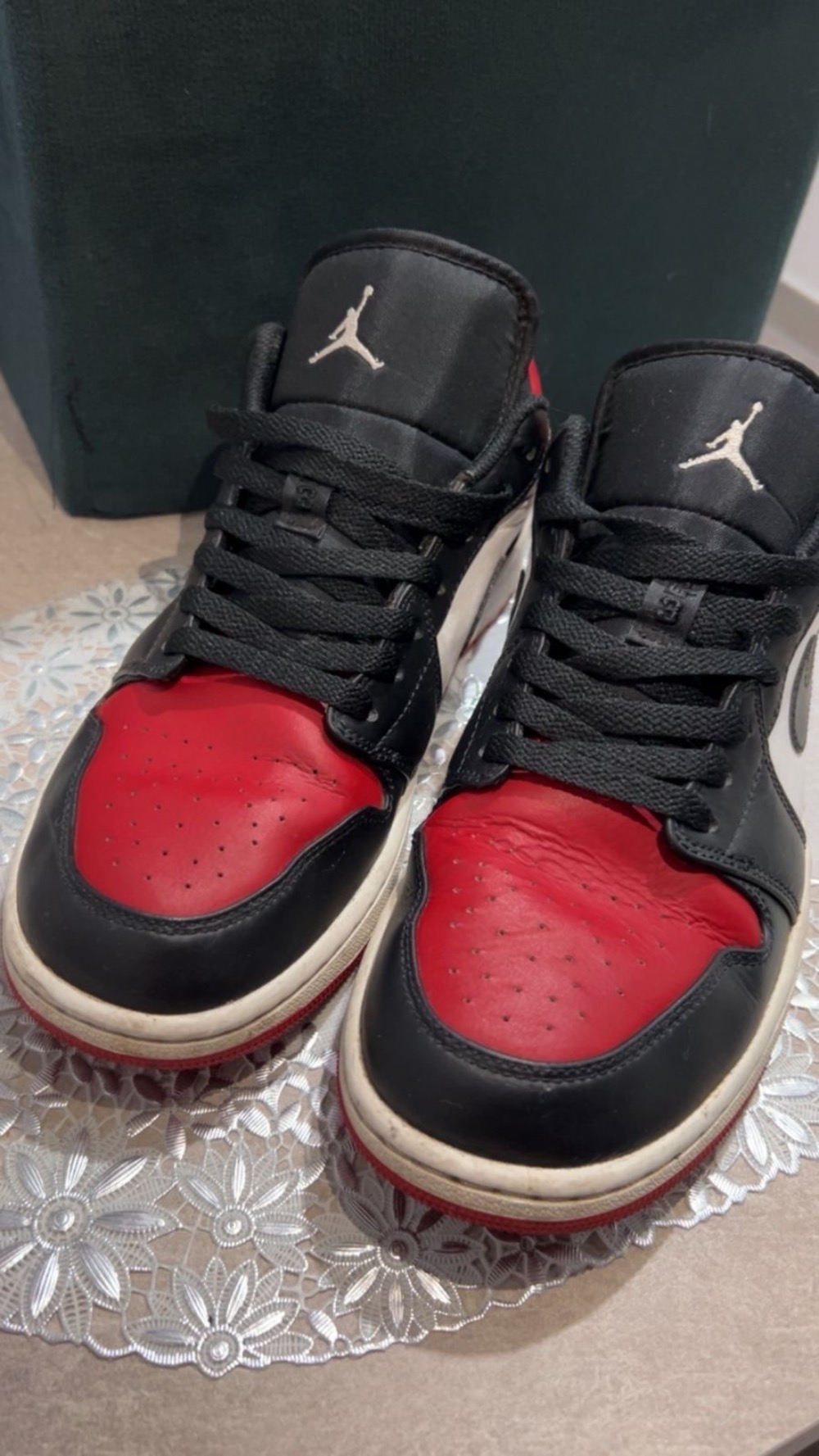 Air Jordan 1 Retro Low OG Banned Black Varsity Red — 42, Usado