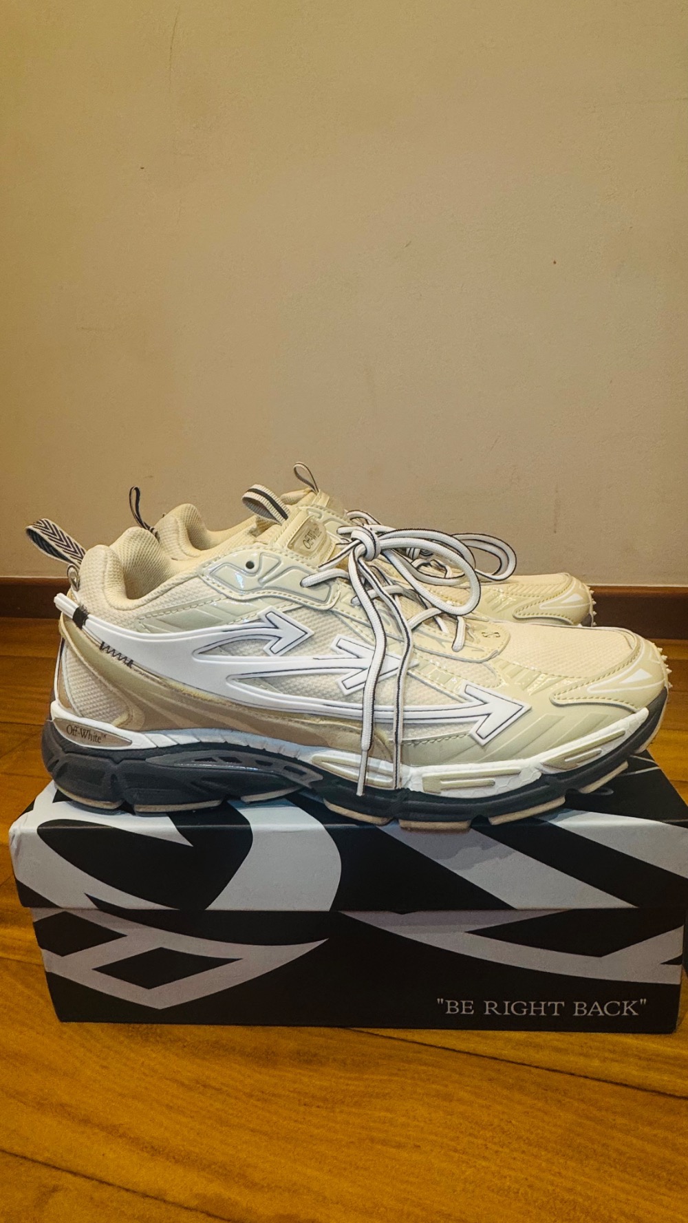 Off-White Be Right Back White Yellow — 45, Usado