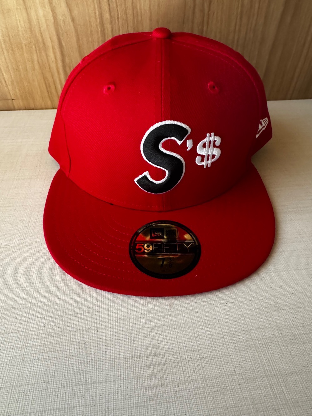 New Era x Supreme Boné Money S Logo Red FW26-W4 — 7-3/8, Novo
