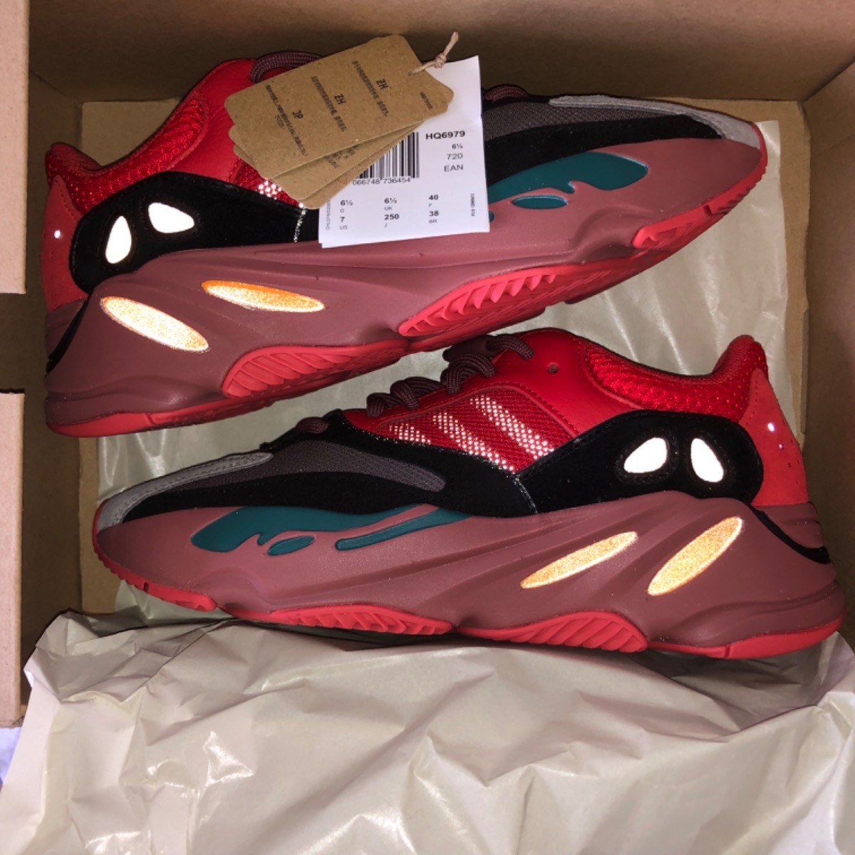 Yeezy 700 V1 Hi-Res Red — 38, Novo