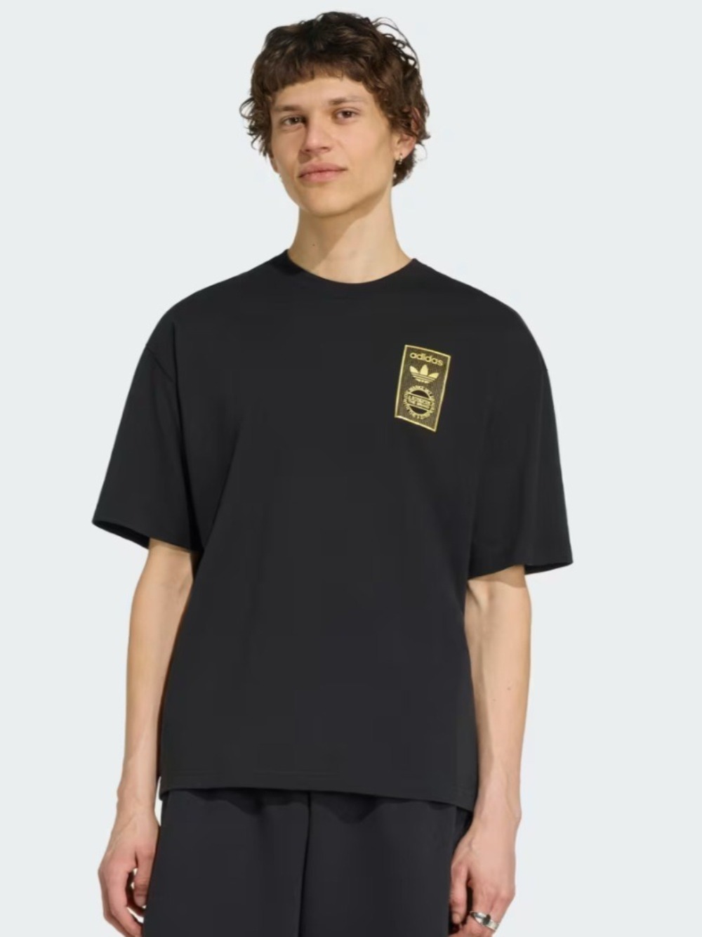 Camiseta adidas Etiqueta Dourada Varsity Black — P / M / G / XG / XXG, Novo