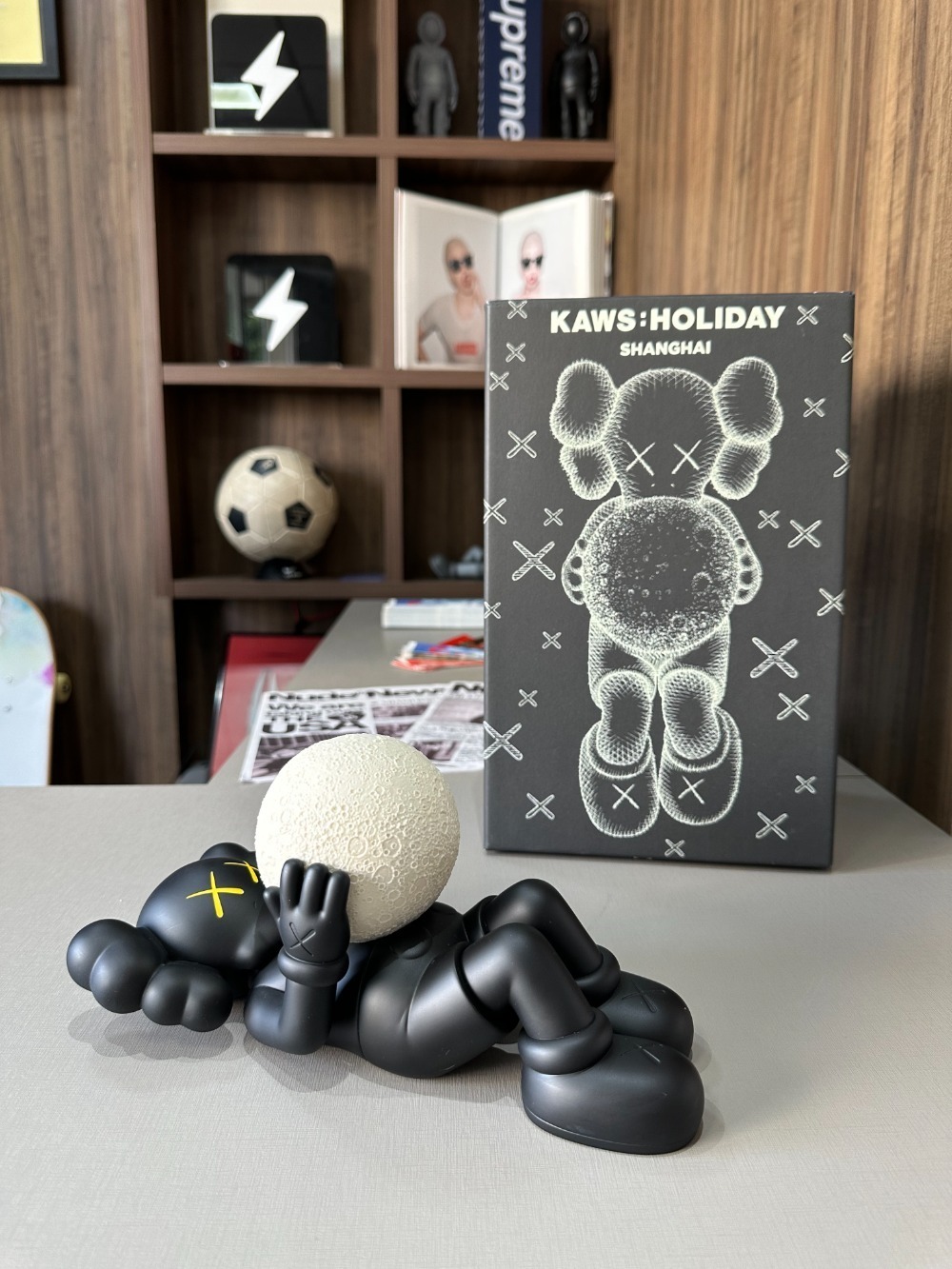 KAWS Holiday Shangai Black — Único, Novo