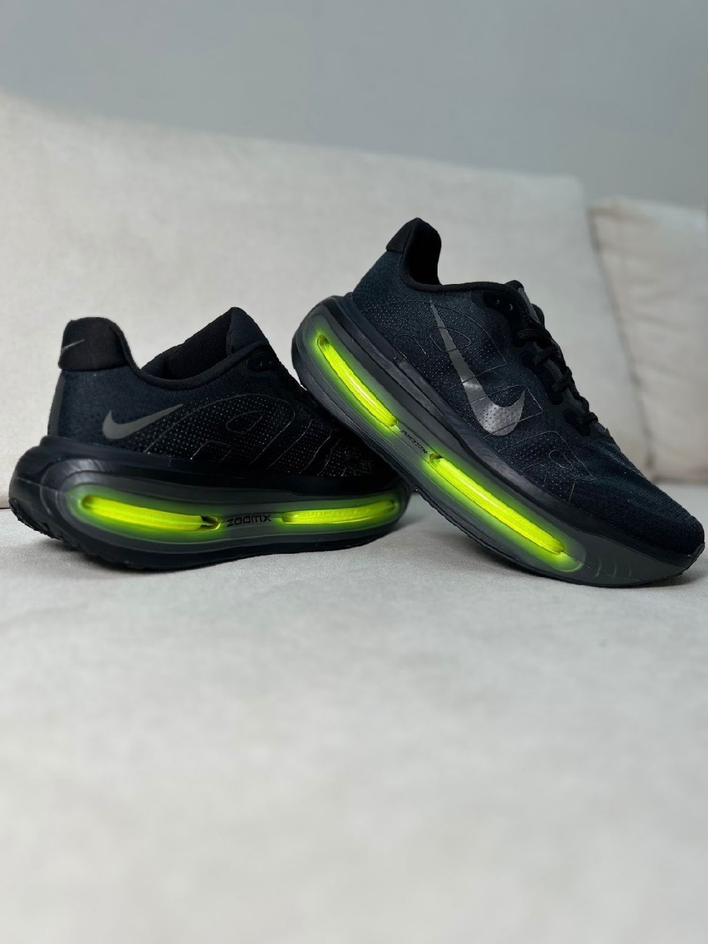Nike Vomero Premium Black Volt — 45, Novo