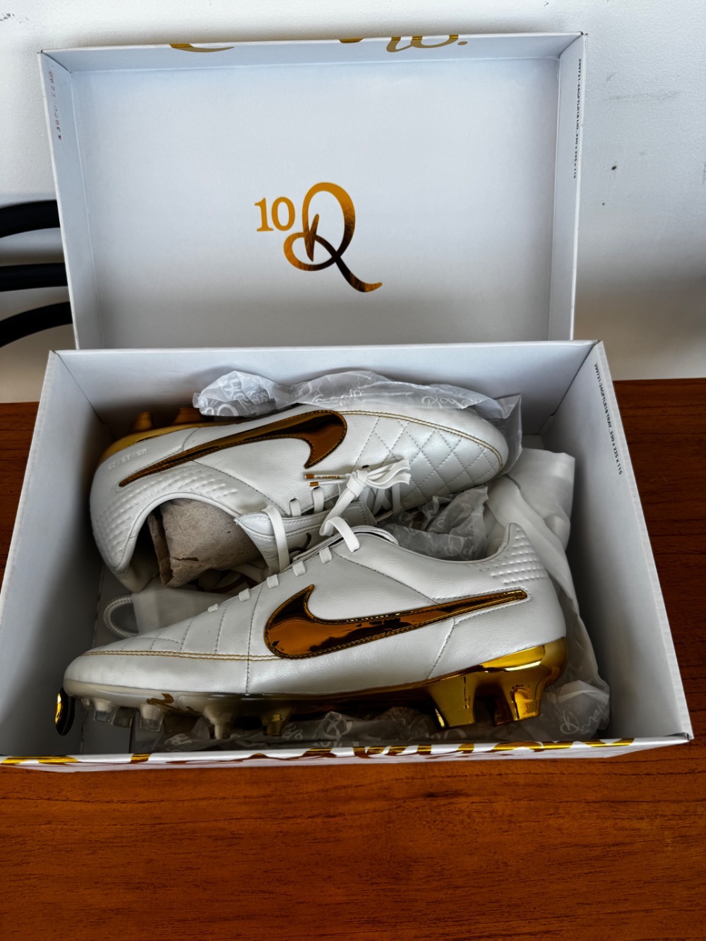 Nike Tiempo SE Ronaldinho Metallic Summit White Metallic Gold Coin — 41, Novo