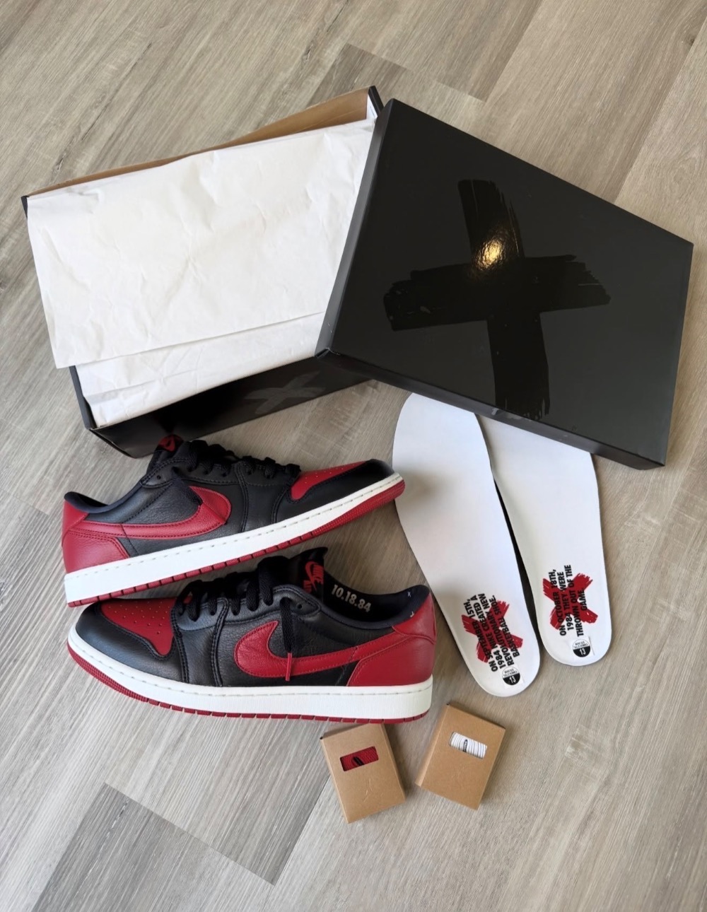Air Jordan 1 Retro Low OG Banned Black Varsity Red — 43, Novo