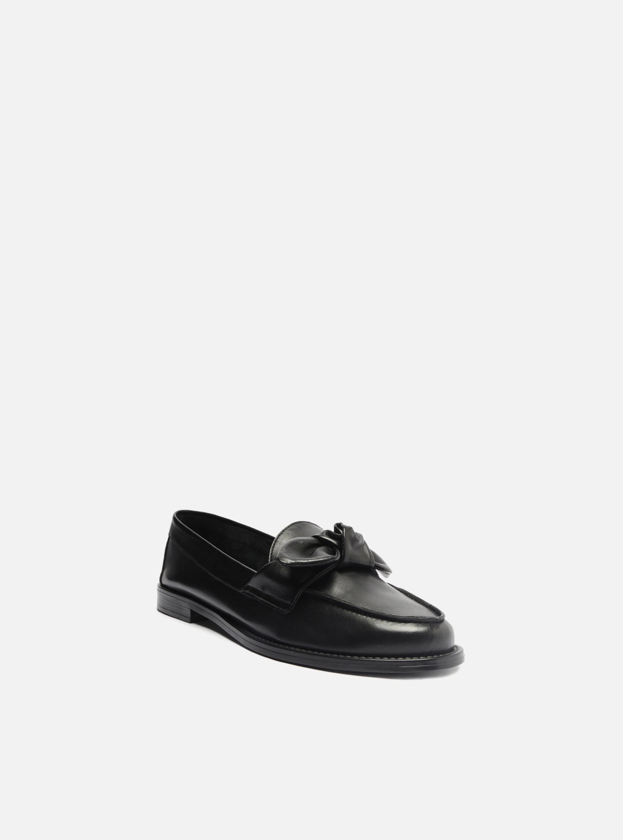 Foto 2 de Mocassim Preto Couro Bico Redondo Tiras Nó