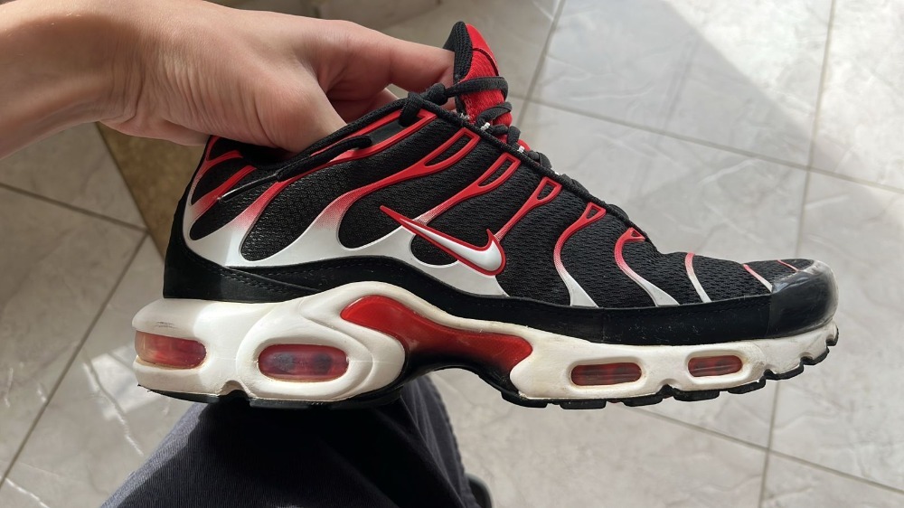 Nike Air Max Plus Black and University Red — 43, Usado