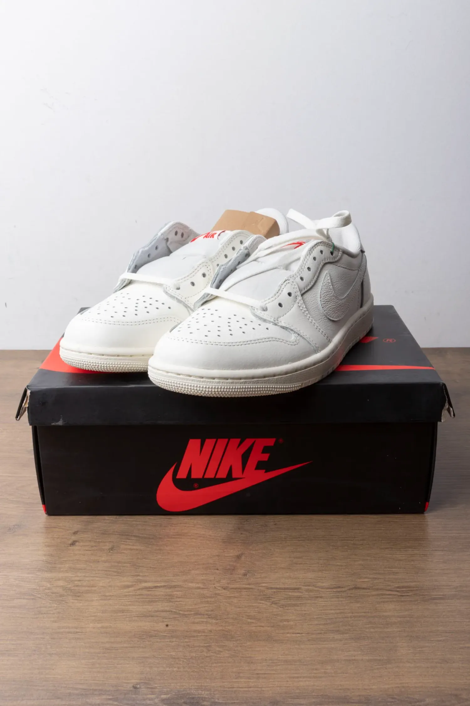 Air Jordan 1 Retro Low OG Sail University Red — 39, Novo