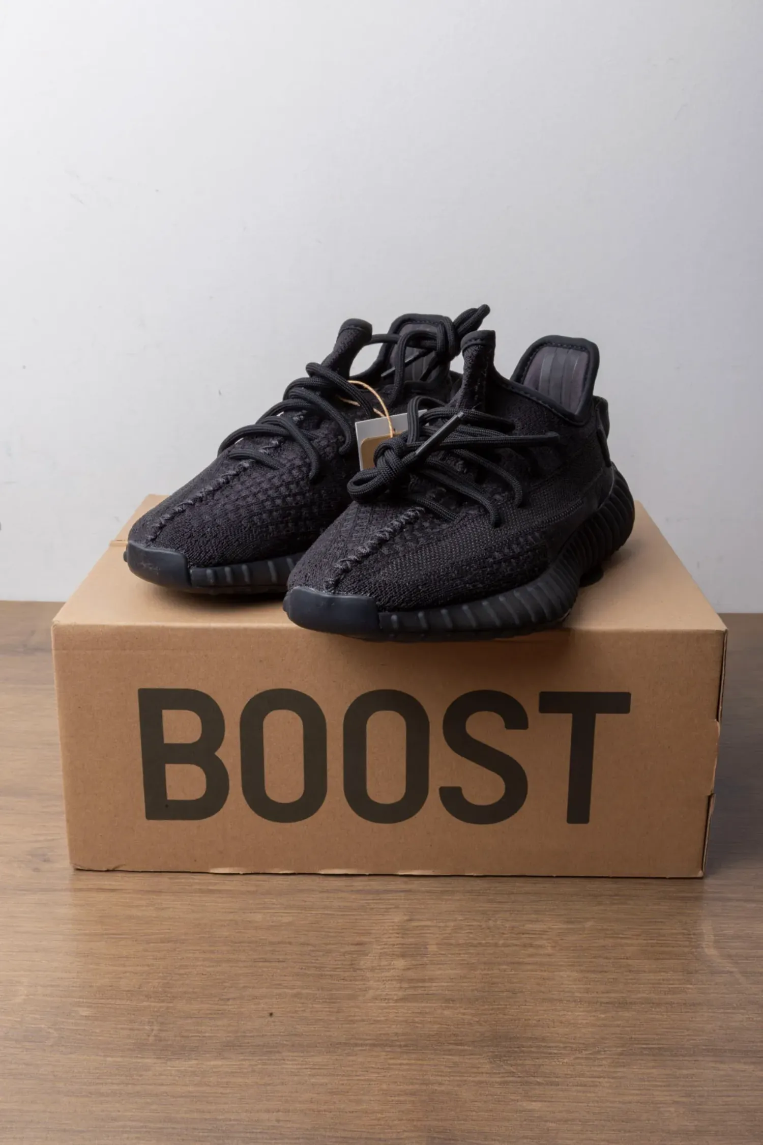 Yeezy 350 V2 Onyx (2023) — 34, Novo