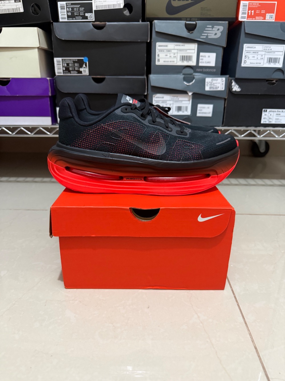 Nike Vomero Premium Black Bright Crimson — 40, Novo