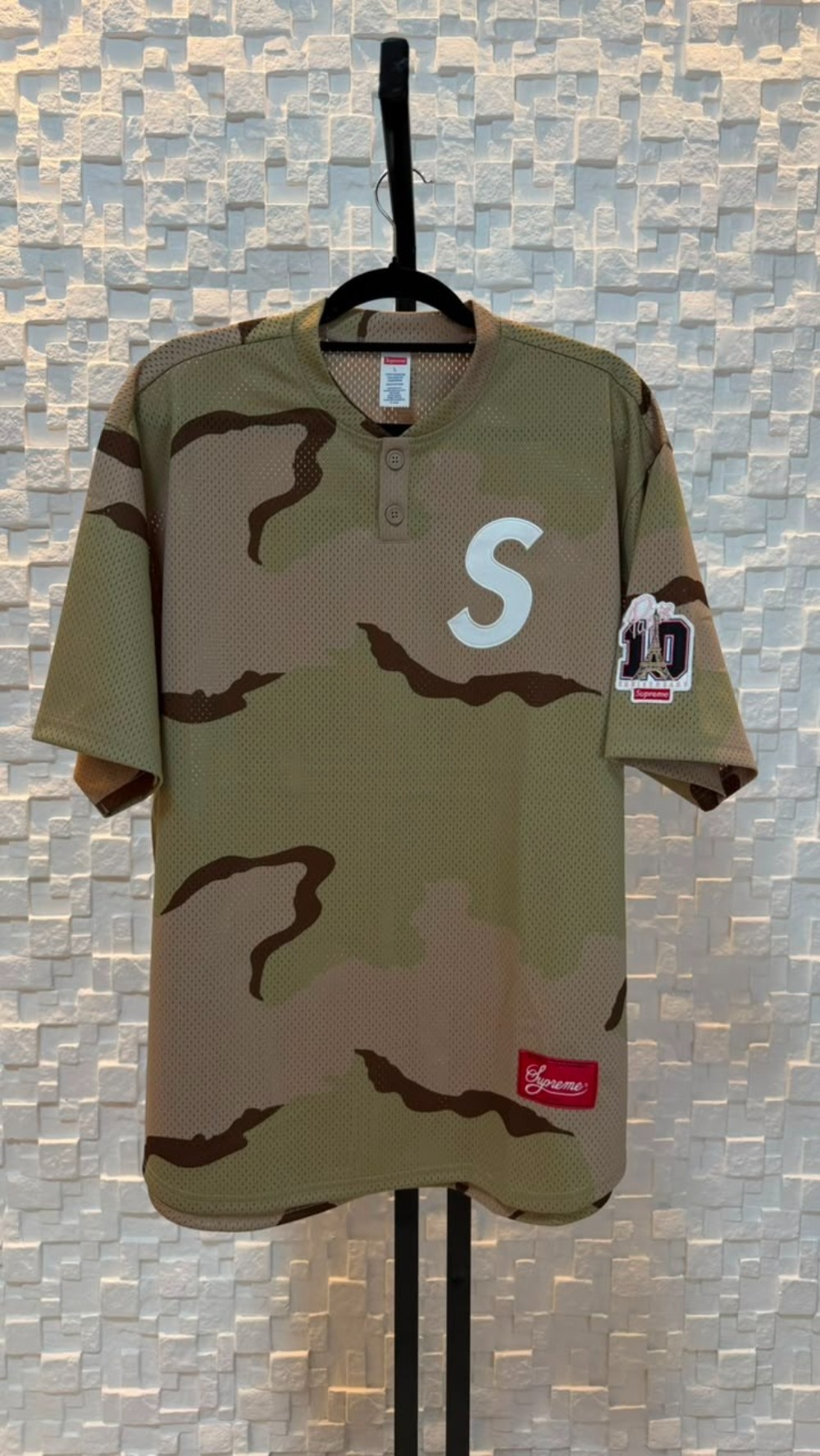 Camiseta Supreme S Logo Baseball Henley Desert Camo Paris SS26-W17 — G, Novo