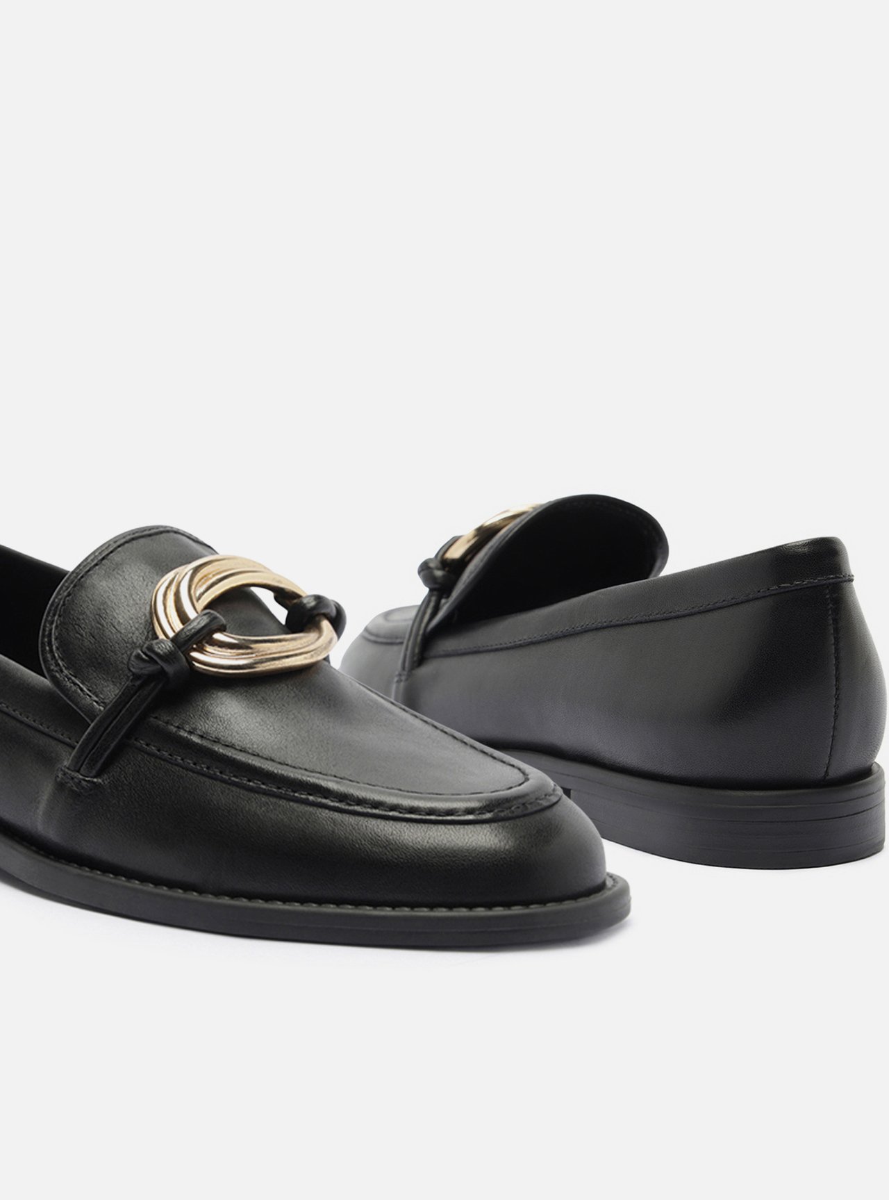 Foto 4 de Mocassim Preto Couro Bico Redondo Metais