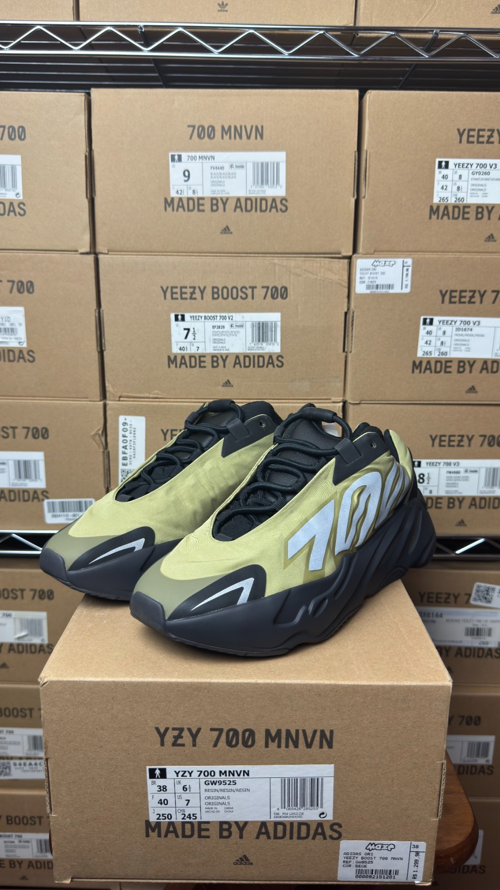 Yeezy 700 MNVN Resin — 39, Usado