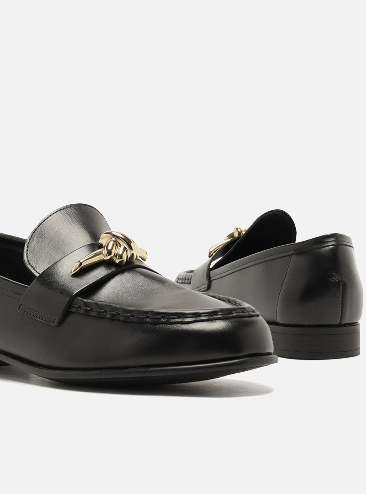 Foto 4 de Mocassim Preto Couro Bico Redondo Metal Nó