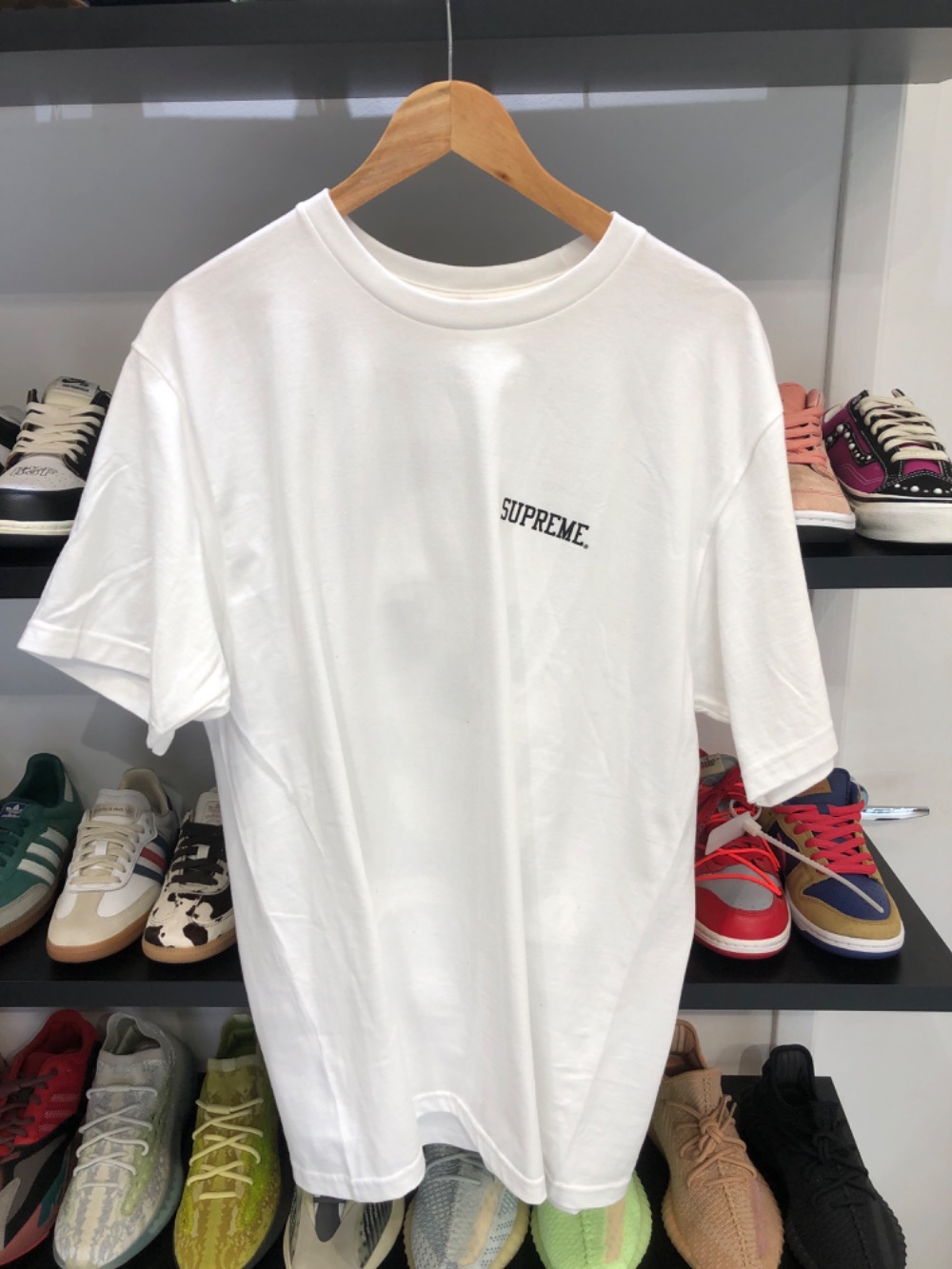 Mike Kelley x Supreme Camiseta Banner White SS26-W8 — G, Novo