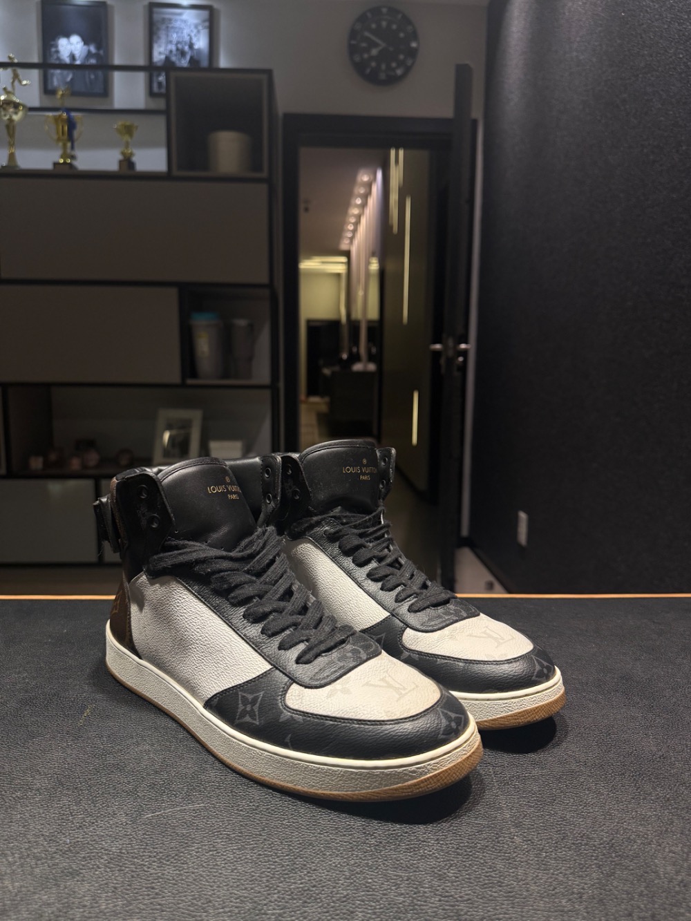 Louis Vuitton Vintage Rivoli High Tri-Color — 41.5, Usado