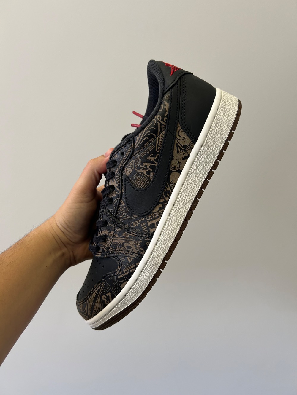Air Jordan 1 Low OG Laser Black Varsity Red — 42.5, Novo