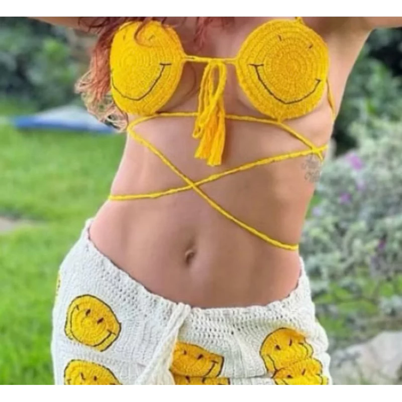conjunto smile completo de crochê: Top, calcinha, saia e bucket