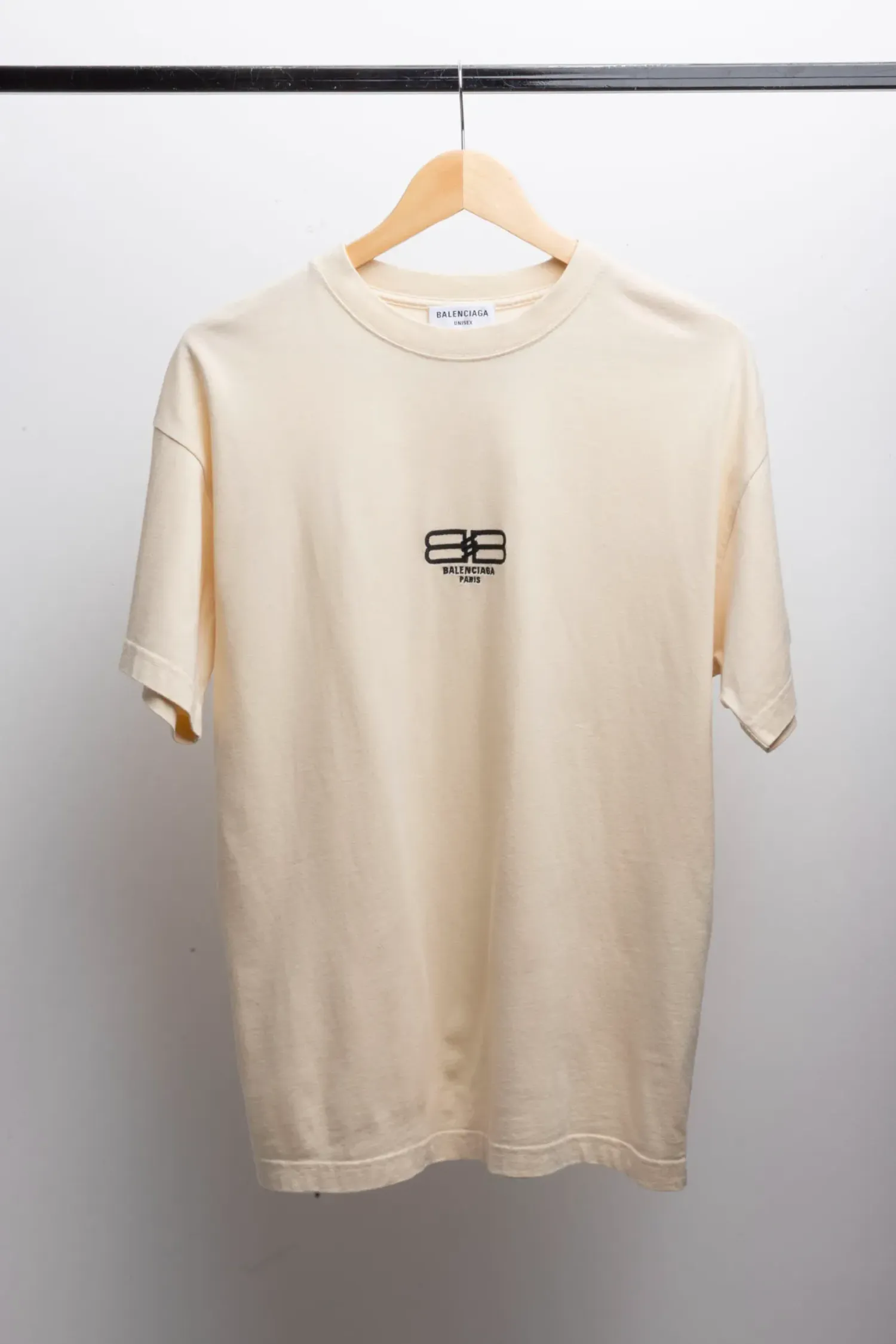 Camiseta Balenciaga BB Paris Icon Medium Fit Light Beige Black Logo — P, Novo