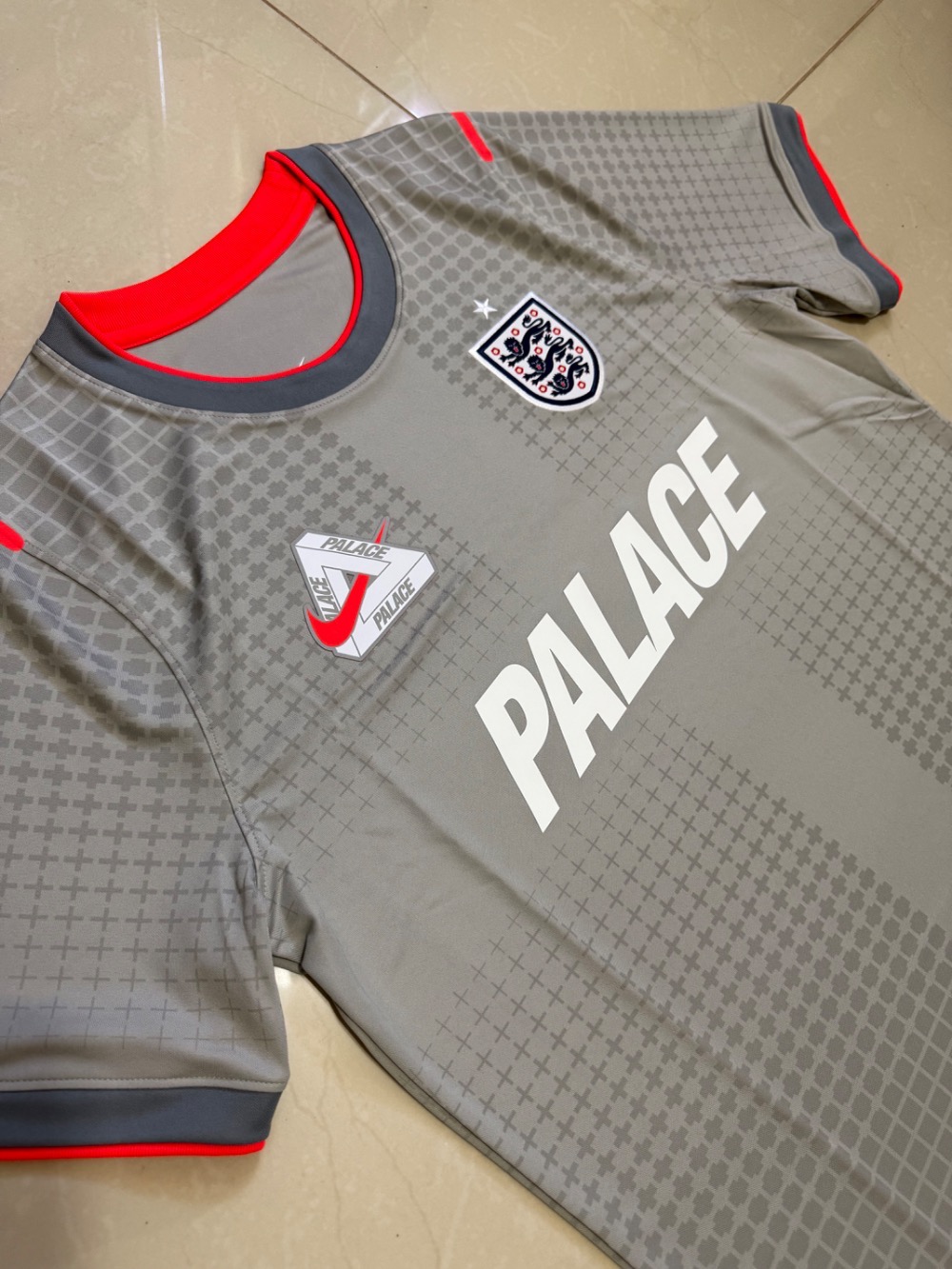 England x Palace x Nike Camiseta Dri-Fit Academy Pro Football Pewter Grey — G, Novo