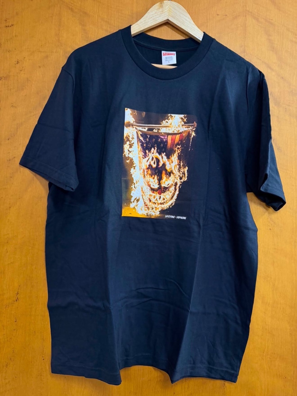 Spitfire x Supreme Camiseta Flag Black SS26-W17 — G, Novo